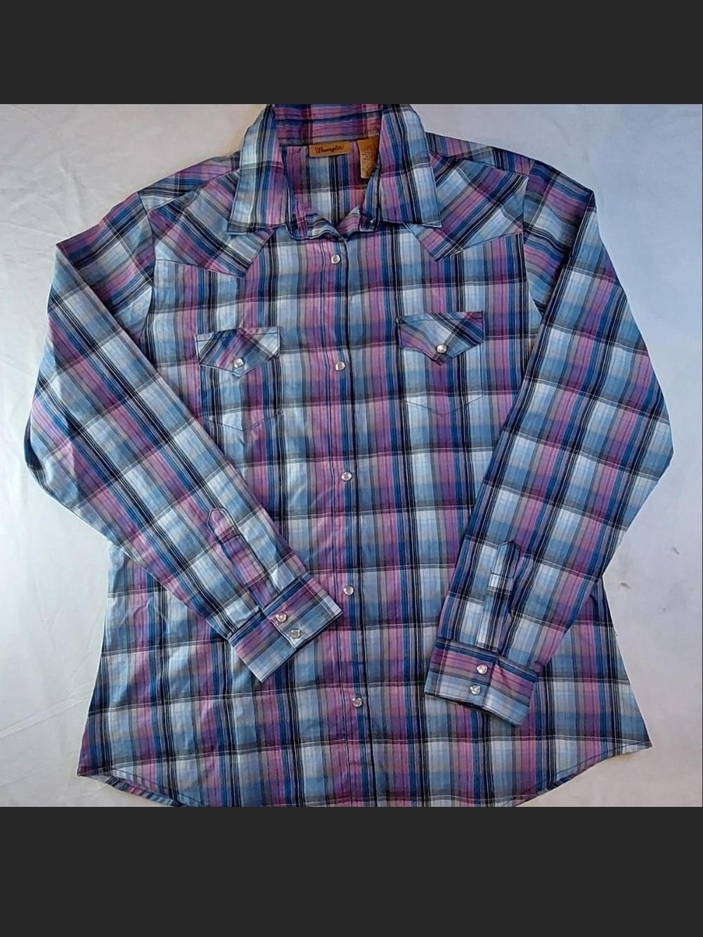 Wrangler Womans Lg excellent condition 
blueand puple plaid pearl snap up shirts